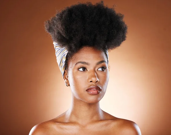 黒の女性とファッション 高級感とスキンケアのウェルネスのためのスカーフと美しさ 髪とアフロ メイク 化粧品と巻き毛ともに女の子モデルのための自己愛 自信とアフリカのスタジオの背景 — ストック写真