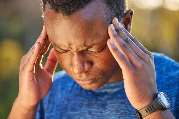 Ból Głowy Ból Stres Człowieka Wędrującego Przyrodzie Ścieżką Zdrowia Odnowy — Zdjęcie stockowe