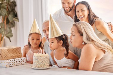 Aile, çocuklar ve çocuklu doğum günü pastası ve büyük ailesi eğlence için bir partiyle kutluyorlar. Nesiller boyunca, anne ve baba, büyükanne ve büyükbabaları ve torunları bunu tatlı ya da mumlarla kutladılar..