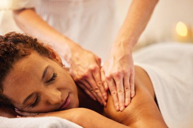 Spa, sırt masajı ve sağlık, şifa ve sağlık terapisi için lüks bir tatil yeri olan yaşlı kadın. Kolombiyalı sakin, zen ve yaşlı bir kadın terapistle vücut bakımı, kişisel bakım ve rahatlama seansı yapıyor.