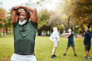 Siyah adam, egzersiz ve parkta esneme, spor ve spor, enerji ve açık havada sağlıklı yaşam tarzı. Güçlü vücut, sağlık ve spor için motivasyonu olan Afrikalı yaşlı adam eğitimi..