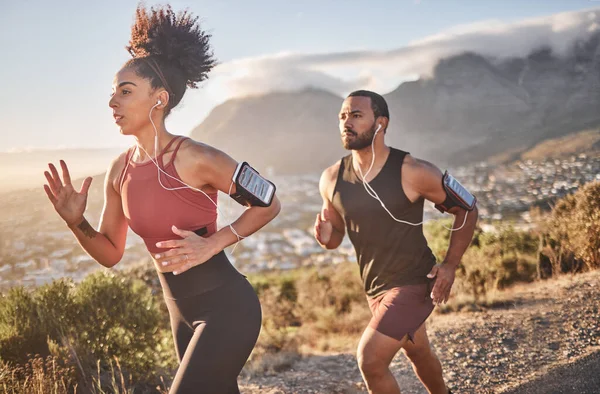 スピード エネルギーと健康のための山道で心臓の健康のために実行されているフィットネス 運動と黒のカップル 男性と女性のランナーは 運動やマラソンレースのためのトレーニングのための音楽屋外を聞きます — ストック写真