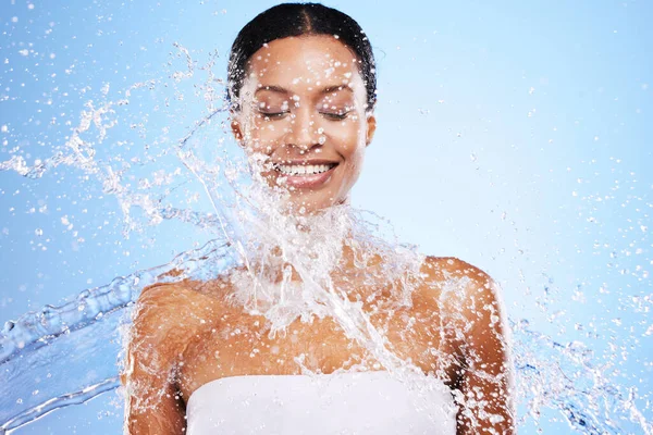 Salpicadura Agua Mujer Negra Belleza Sobre Fondo Azul Hidratación Del —  Fotos de Stock