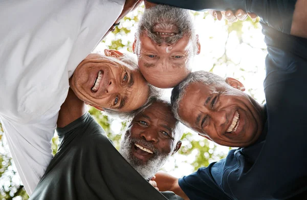 Oudere Mannen Vrienden Gemeenschap Komen Samen Een Cirkel Voor Ondersteuning — Stockfoto