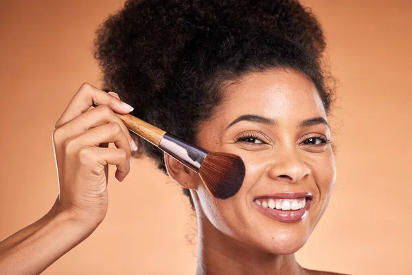 Make Borstel Zwarte Vrouw Studio Voor Schoonheid Huidverzorging Cosmetische Gezicht — Stockfoto