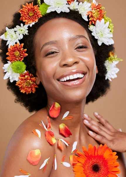 Flores Corona Belleza Retrato Mujer Negra Con Sonrisa Sobre Fondo — Foto de Stock