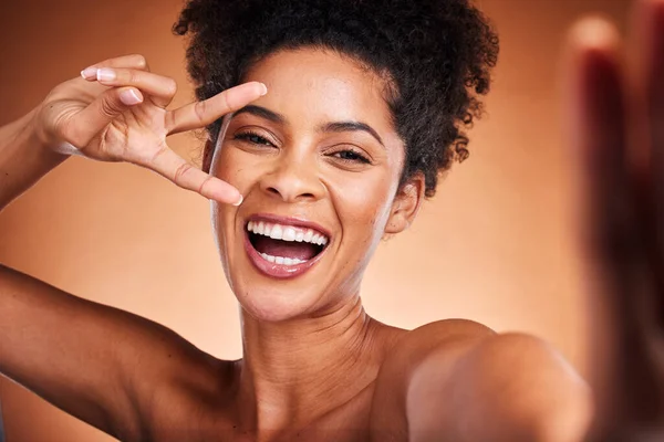 Black Woman Peace Sign Skincare Beauty Selfie Wellness Natural Makeup — Stock Photo, Image