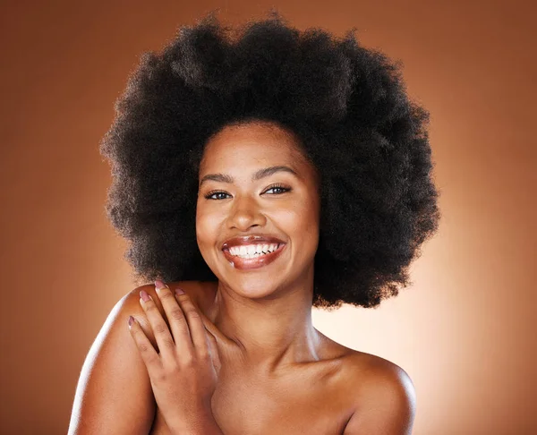 黒の女性 スキンケアと自然の美しさ アフロとメイク 輝きとスタジオの背景に健康的な肌のための皮膚科と化粧品 肖像アフリカモデル 巻き毛とボディケアの健康 — ストック写真