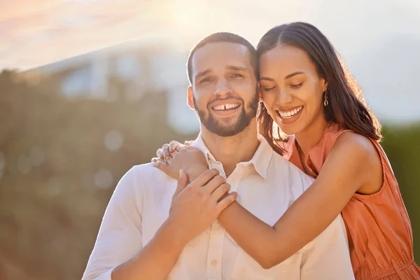 情侣们在公园里享受暑假 假期和周末的爱 阳光和肖像 在浪漫的约会中 拥抱和微笑在一起的结合 感情和快乐的年轻人 — 图库照片