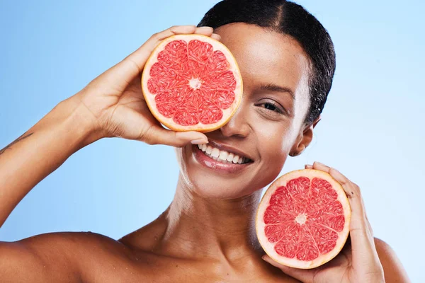 Siyah Kadın Meyve Sağlıklı Cilt Içinde Gülümseme Mavi Stüdyo Arka — Stok fotoğraf