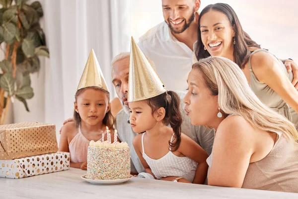 Rodzina Dzieci Tort Urodzinowy Dzieckiem Jej Dużą Rodziną Świętującą Imprezę — Zdjęcie stockowe