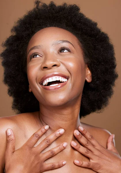 Schoonheid Huidverzorging Vrolijke Zwarte Vrouw Een Studio Voor Een Gezondheids — Stockfoto