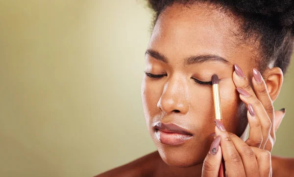 Ferramenta Maquiagem Beleza Mulher Negra Com Sombra Rosto Cosmético Close — Fotografia de Stock