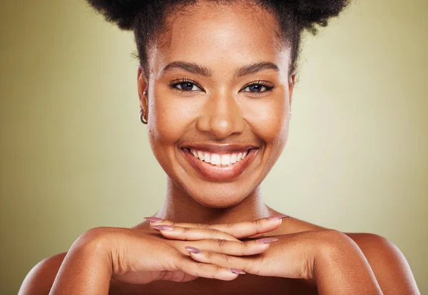 一个有着绿色背景 有化妆品 化妆品 皮肤和光泽的黑人女性的皮肤的皮肤护理 美丽和肖像 非洲人 带着微笑和天生的自恋头发的模特儿模仿 — 图库照片