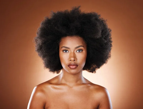 黑人女人 脸蛋和黑人天生的头发都很注重美 非洲女孩模型 面部光泽或皮肤保健 有自信和自豪的肖像健康化妆品皮肤科工作室 — 图库照片