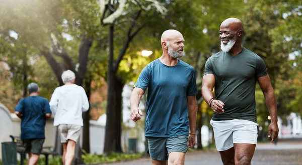 Fitness Ejercicio Hombres Caminando Juntos Parque Comunitario Mientras Hablan Hacen —  Fotos de Stock