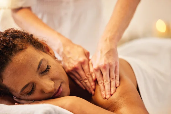 Spa Massagem Nas Costas Mulher Idosa Bem Estar Cura Resort — Fotografia de Stock
