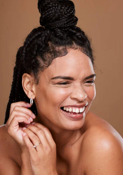 Make Marketing Vrouw Lachen Voor Cosmetica Huidverzorging Zelfverzorging Tegen Een — Stockfoto