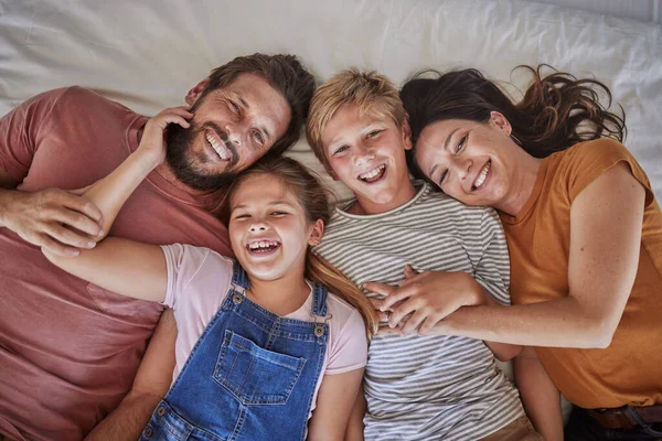 以上家庭 床和幸福的肖像在上午的结合 爱或照顾孩子在家庭的家 爸爸和孩子们在卧室里快乐地 度假地在一起休息 放松或微笑 — 图库照片