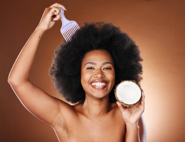 Zwarte Vrouw Haarverzorging Kam Kokosnoot Voor Schoonheid Studio Geïsoleerd Bruine — Stockfoto