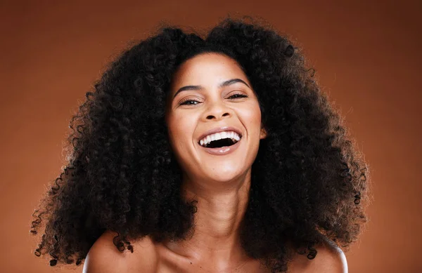 Schoonheid Haarverzorging Zwarte Vrouw Lachen Studio Bruine Achtergrond Voor Wellness — Stockfoto