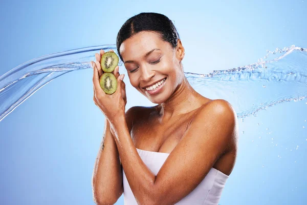 Skincare Beauty Kiwi Water Splash Black Woman Smile Blue Studio — Stock Photo, Image