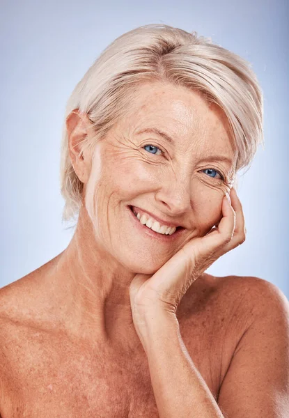 具有自然美感 护肤和健康的画像 化妆品和老年妇女 背景为蓝色 成熟女性或年长女性 面带微笑 面部排毒及光滑肌肤护理 — 图库照片