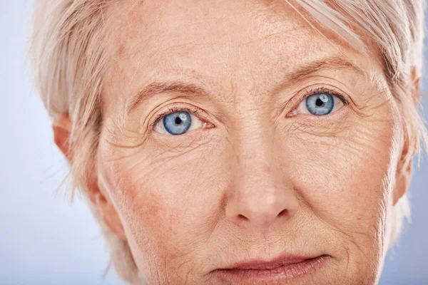 Potret Kosmetik Dan Wanita Senior Dengan Penutup Untuk Keindahan Alam — Stok Foto