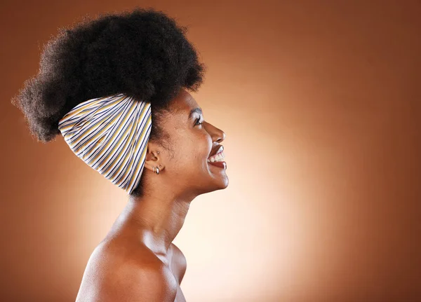 天然头发 黑色女性和皮肤护理 美容和头发护理概况与天然化妆品广告工作室背景 妆容和健康的皮肤 用化妆品造型的美发和光泽 — 图库照片