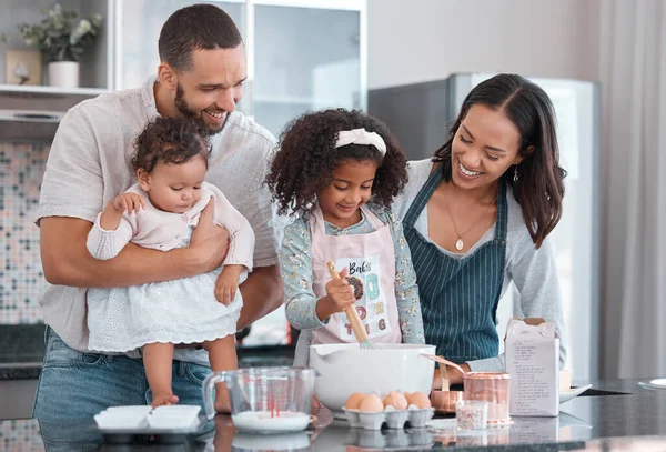 Moeder Vader Kinderen Keuken Bakken Met Een Glimlach Het Gezicht — Stockfoto