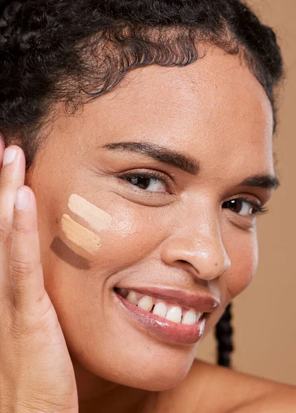 Make Zwarte Vrouw Gezicht Met Toon Crème Lijnen Huidverzorging Glimlach — Stockfoto