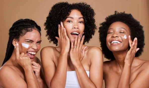 Huidverzorging Schoonheid Zwarte Vrouwen Vrienden Gezichtscrème Studio Bruine Achtergrond Groepsportret — Stockfoto