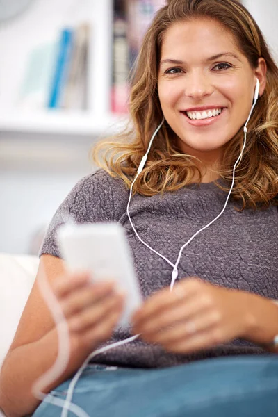 Download Nieuwe Nummers Een Jonge Vrouw Luisteren Naar Muziek Terwijl — Stockfoto