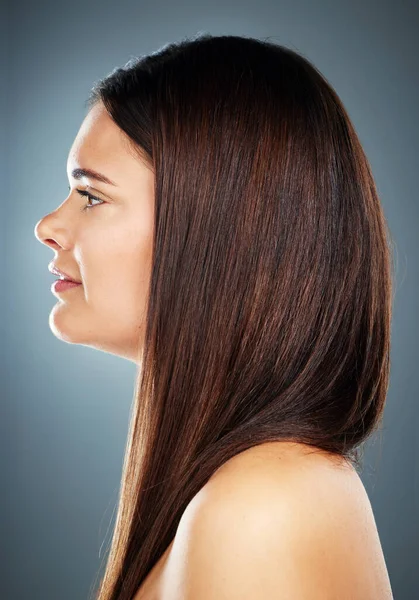 护理头发 蓝色背景的女人或发型师沙龙风格的侧写 工作室里直发风格 广告美容品 健康清洁的护发素 涂上深色或发质光泽 — 图库照片
