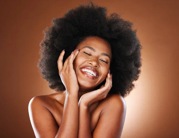 化粧品 化粧品や若者の顔の広告 マーケティングやプロモーションのためのスタジオでスキンケア 自然な髪と黒の女性 幸せなアフリカやアフロモデルの顔のためのスキンケアと自己愛 — ストック写真