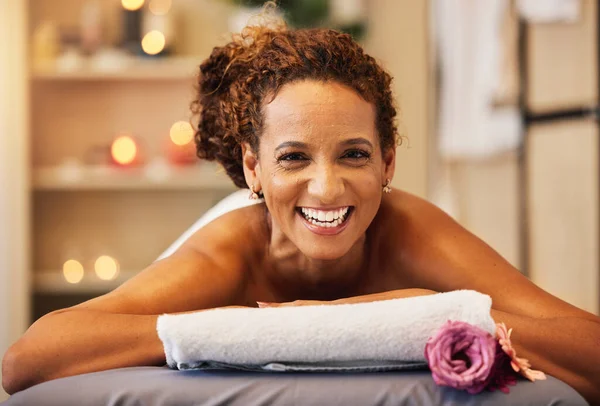 Lázně Wellness Žena Masáži Tělesná Terapie Portrét Šťastný Relaxovat Úlevou — Stock fotografie