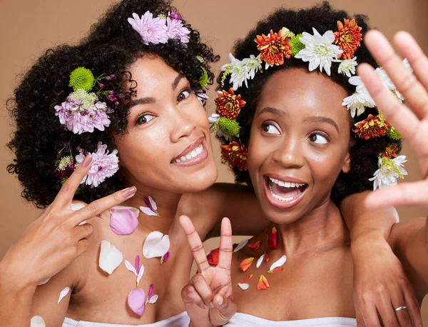 Beleza Amigos Flores Com Modelo Mulher Negra Par Estúdio Fundo — Fotografia de Stock
