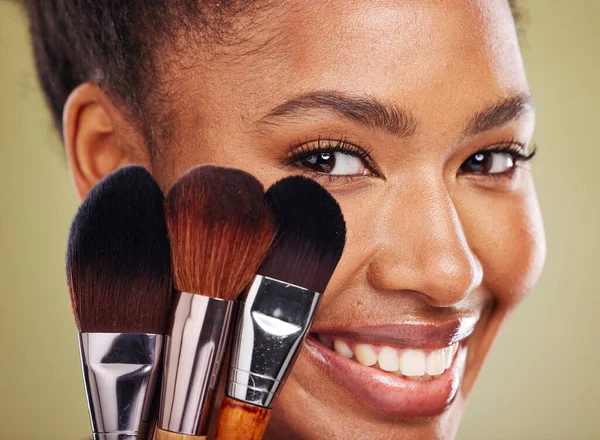 化妆品或黑人女性模特在工作室的美容 粉底应用或化妆品产品 健康或快乐的非洲女孩 为美容美发 微笑或奢华的肌肤护理 — 图库照片