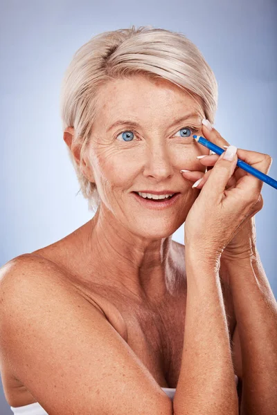 美容美发 化妆品和眼线笔与一个灰色背景的老年妇女在工作室应用化妆品到她的脸上 产品和奢侈品 由一个成熟的女性用铅笔做化妆品 — 图库照片