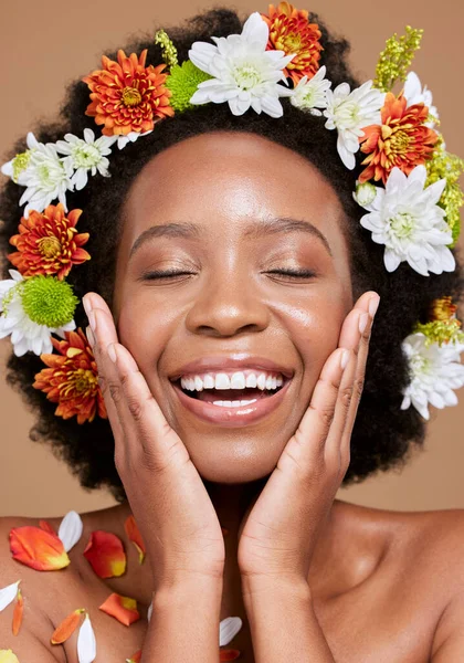 Flores Belleza Mujer Negra Con Sonrisa Plantas Felices Cuidado Piel — Foto de Stock