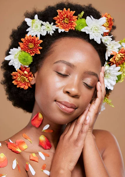 Belleza Flor Corona Relajarse Mujer Negra Fondo Estudio Marrón Para — Foto de Stock