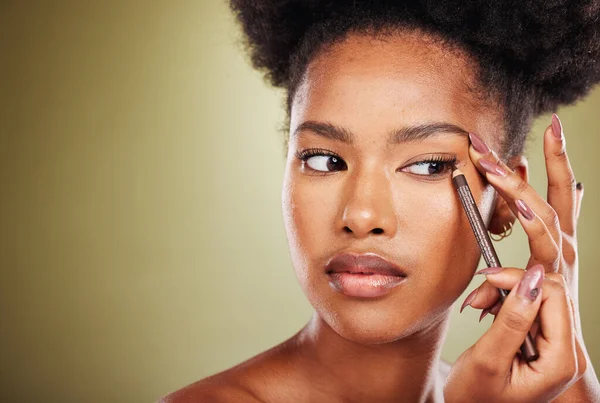 Beleza Moda Mulher Negra Aplicam Eyeliner Produtos Beleza Publicidade Estúdio — Fotografia de Stock
