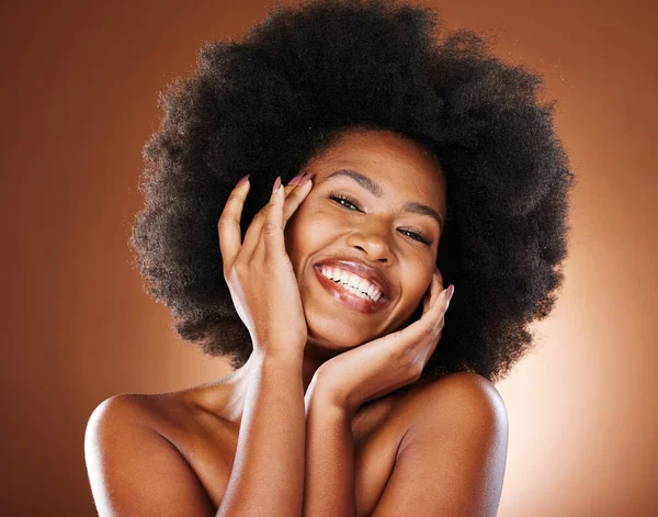 美容美发 护肤和黑人女性的笑容来自健康的肌肤光泽 面部和化妆品处理 具有皮肤科 面部化妆品和护发素的女性模特的画像 脸上带着快乐的表情 — 图库照片