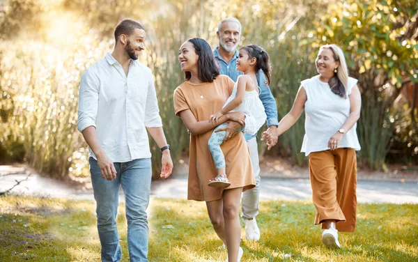 Grote Familie Wandelen Een Natuurpark Vrolijke Glimlach Met Zwarte Mensen — Stockfoto