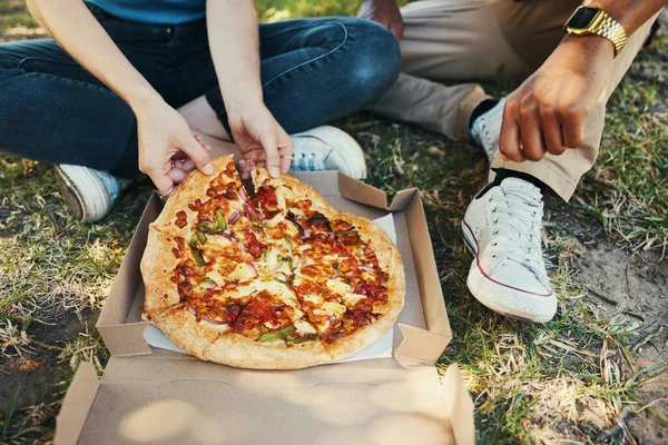 Друзі Парк Піца Людьми Відпочивають Вулиці Спілкування Веселощів Фаст Фудів — стокове фото