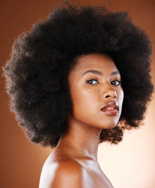 自然的头发 美丽的黑人妇女在工作室肖像化妆品和最低的化妆品皮肤健康 沙龙和美发师 年轻的非洲黑人模特儿的脸 头像和护发成长 — 图库照片