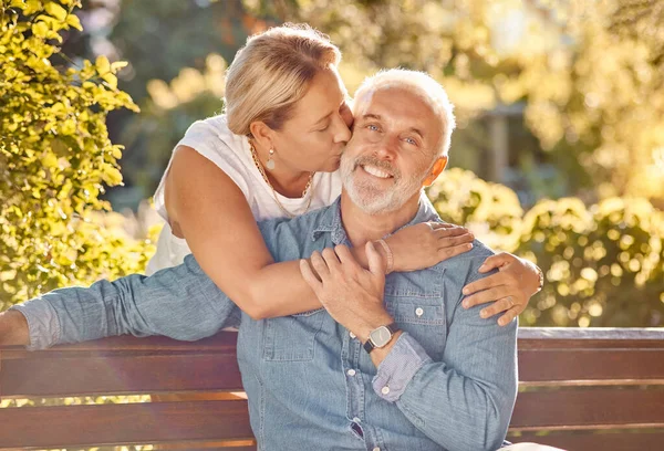 Aşk Rahatlama Yaşlı Çiftin Emeklilik Destek Sevgi Için Bankta Oturması — Stok fotoğraf