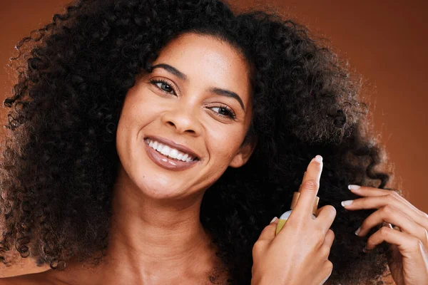 Zwarte Vrouw Spray Natuurlijk Haar Schoonheid Voor Glans Gezonde Krullende — Stockfoto