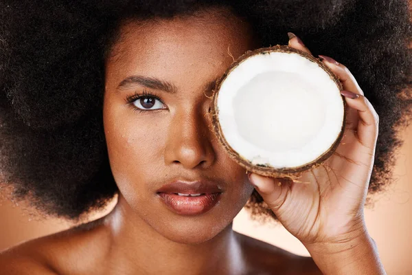 Schoonheid Huidverzorging Zwarte Vrouw Met Kokosnoot Voor Een Cosmetisch Gezondheidsproduct — Stockfoto