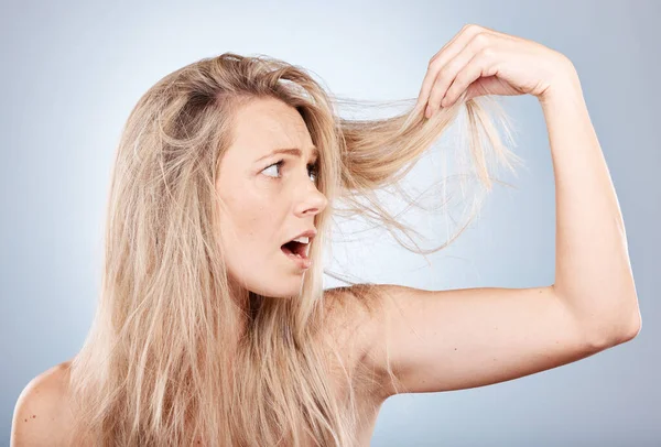 Kobieta Wstrząśnięty Pielęgnacji Włosów Zdrowia Lub Kosmetyki Wellness Utraty Włosów — Zdjęcie stockowe
